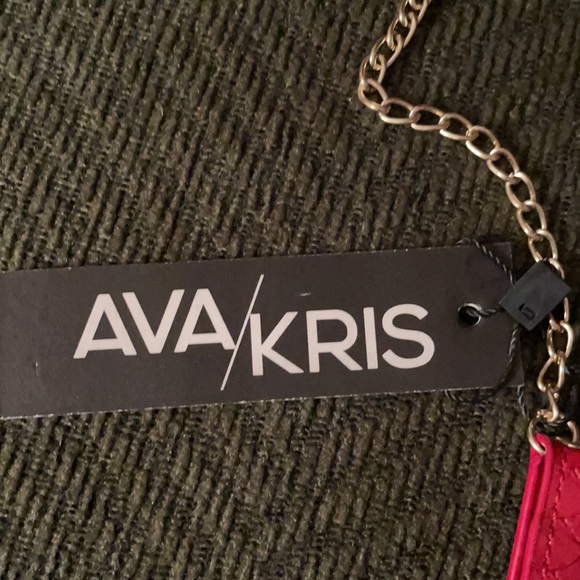 Red leather faux snakeskin clutch with goldchain - Picture 3 of 5